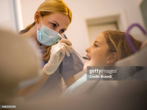 niña con examen dental, dentista en mujeres. - odontopediatría fotografías e imágenes de stock