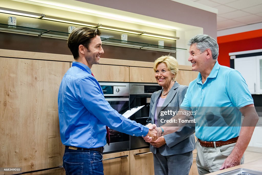 Senior pareja compra una nueva cocina