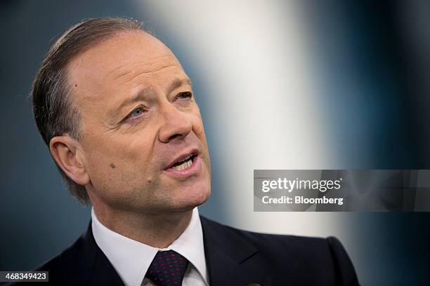 Biogen Ceo 25 Sanofi Ceo Chris Viehbacher Interview Stock Photos, High-Res ...