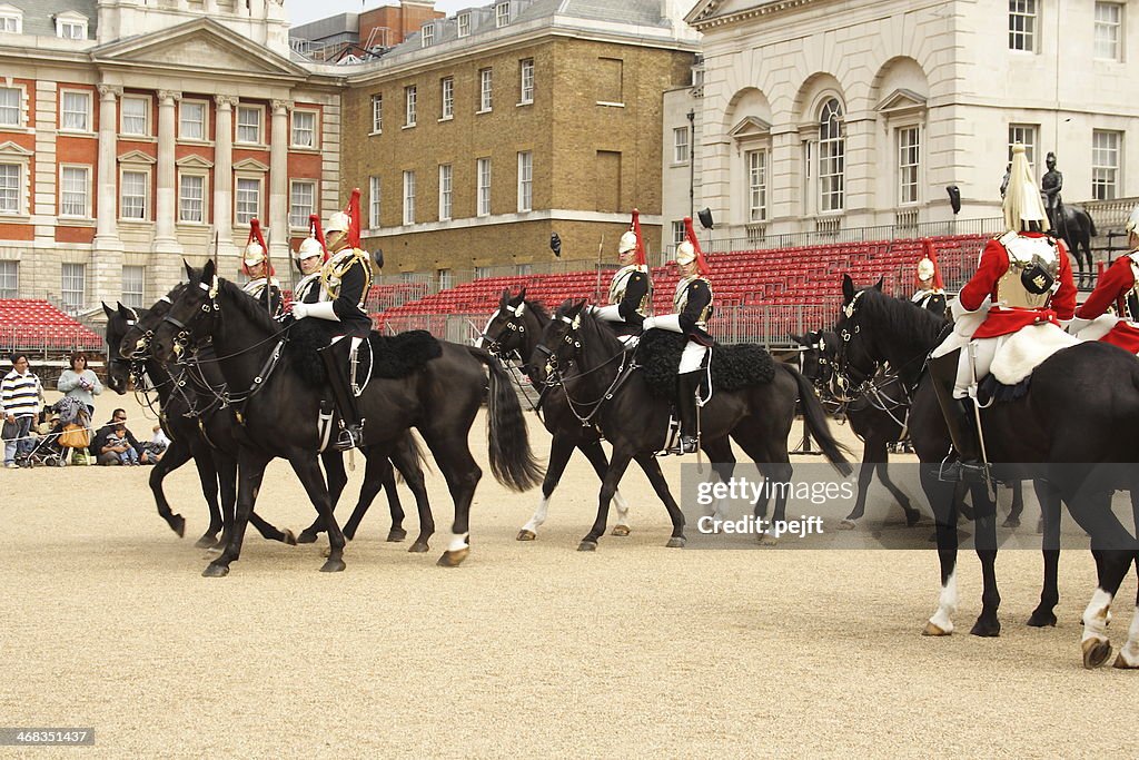 The Household Cavalry mounted regiment-cambio de las protecciones
