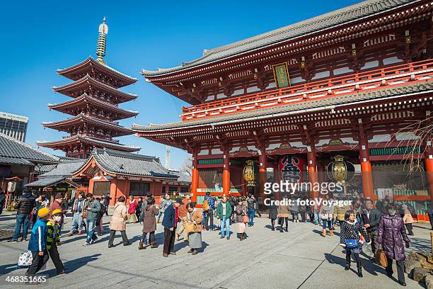 tokyo senso-ji temple pagoda tourist menschenmengen akasuka japan - asakusa senso temple stock-fotos und bilder