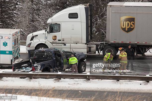 winter lkw-unfall auf der interstate 70 in colorado - unfall stock-fotos und bilder