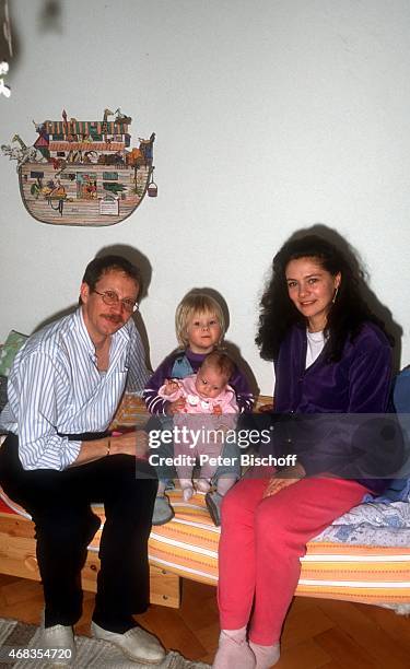 "Gernot Endemann, Ehefrau Jocelyne Boisseau, Tochter Marine Endemann und Tochter Alicia Endemann , Homestory am in Hamburg, Deutschland. "