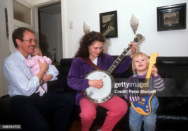 "Gernot Endemann, Ehefrau Jocelyne Boisseau, Tochter Marine Endemann und Tochter Alicia Endemann , Homestory am in Hamburg, Deutschland. "