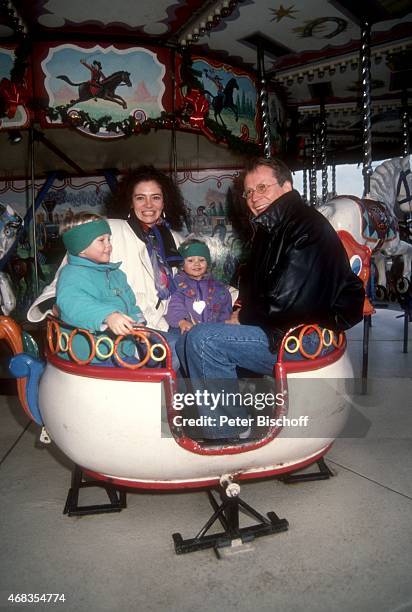 "Gernot Endemann, Ehefrau Jocelyne Boisseau, Tochter Marine Endemann , Tochter Alicia Endemann am in Paris, Frankreich. "