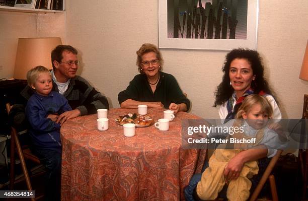 "Gernot Endemann, Schwiegermutter Andree Duval, Ehefrau Jocelyne Boisseau, Tochter Marine Endemann , Tochter Alicia Endemann am in Paris, Frankreich....