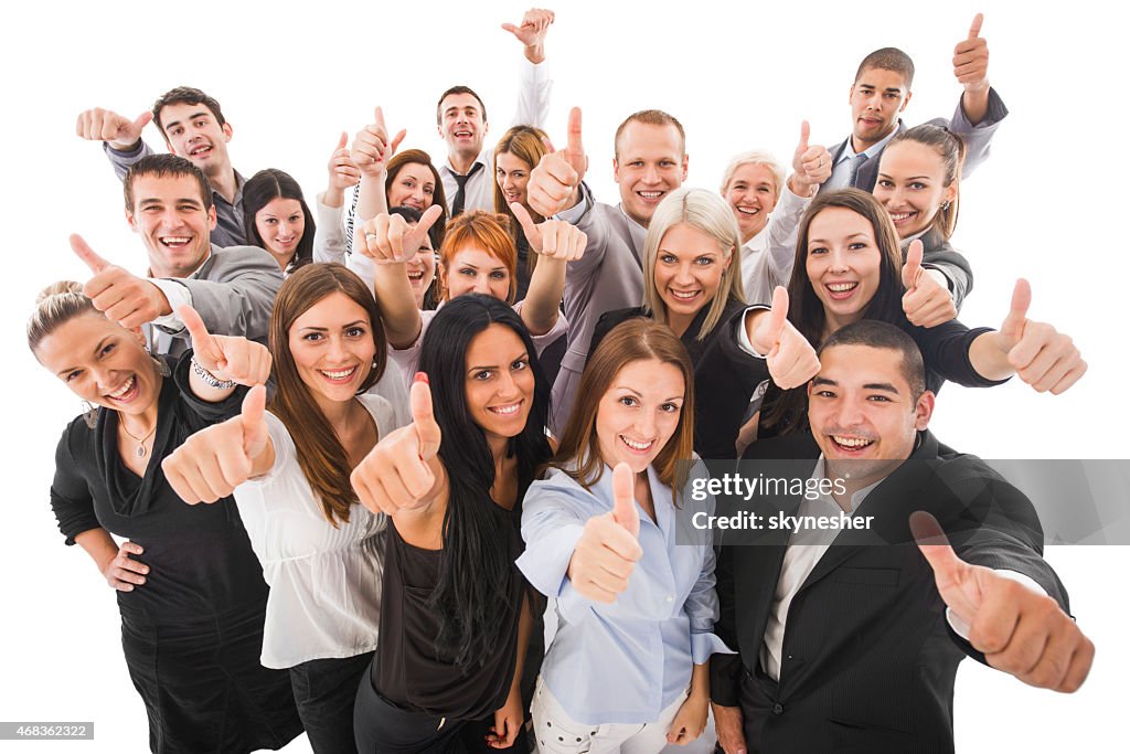 Alegre negocios mostrando pulgar hacia arriba. Aislado en blanco.