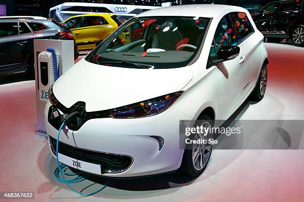 renault zoe electric compact car - renault zoe stock pictures, royalty-free photos & images