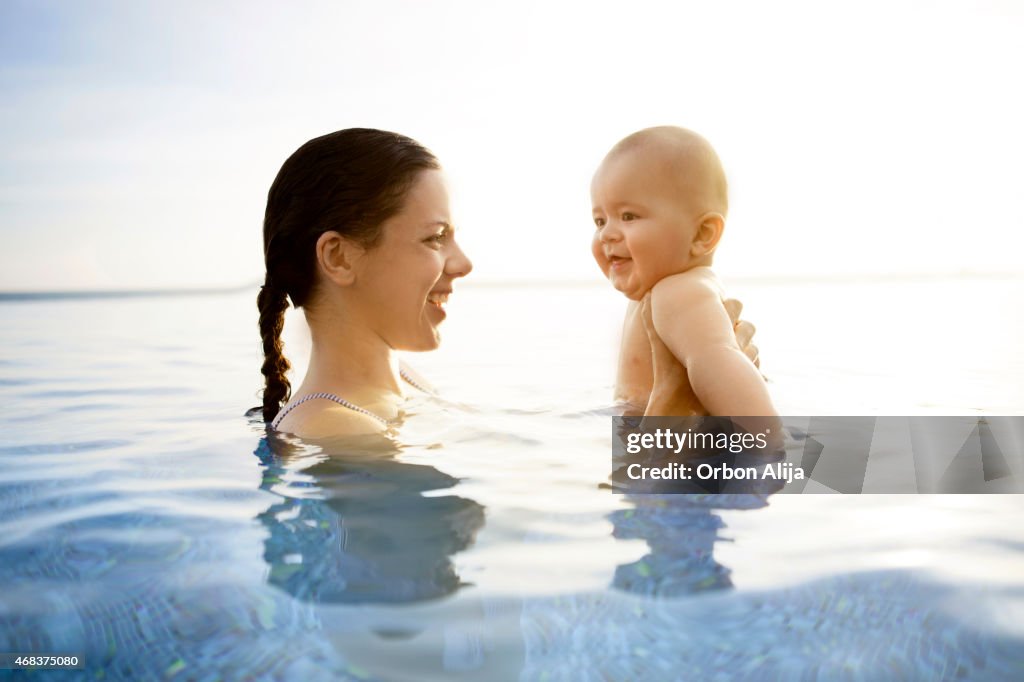 Mère avec bébé garçon dans la piscine