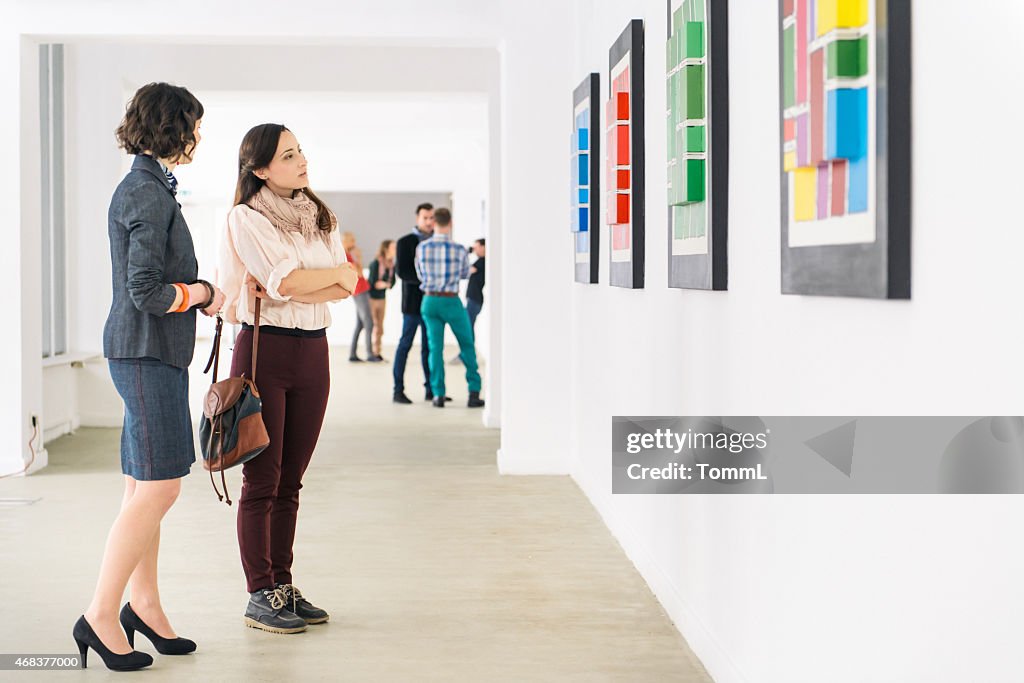 Pessoas olhando, na Galeria de Arte de arte