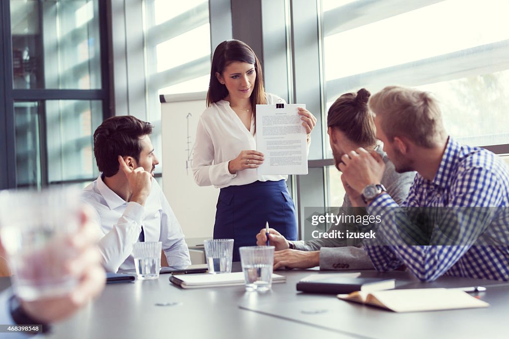 Business team di brainstorming in una sala conferenze