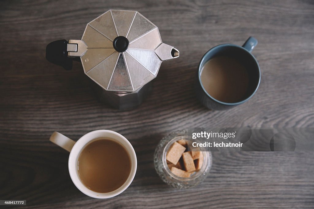 Vintage imagen virada tazas de café sobre la mesa