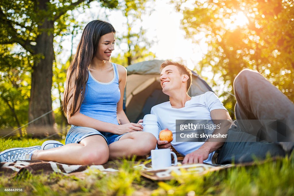 Joven pareja feliz de acampada.