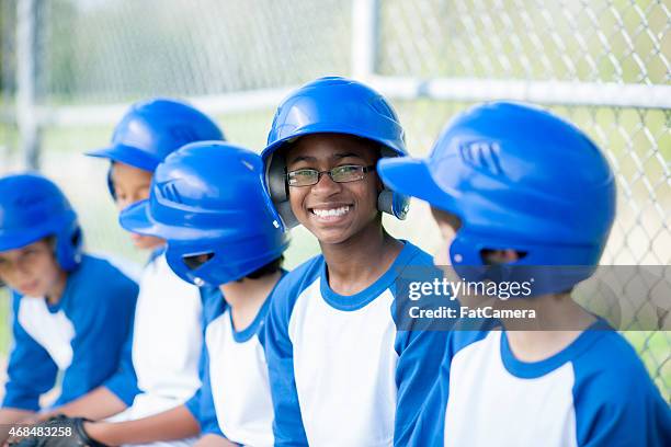 little league baseball - casque de baseball photos et images de collection