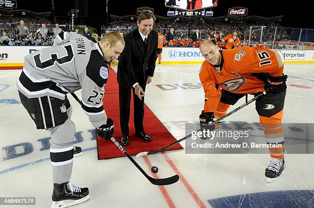 Wayne Gretzky drops the ceremonial puck with Dustin Brown of the Los Angeles Kings and Ryan Getzlaf of the Anaheim Ducks during the 2014 Coors Light...