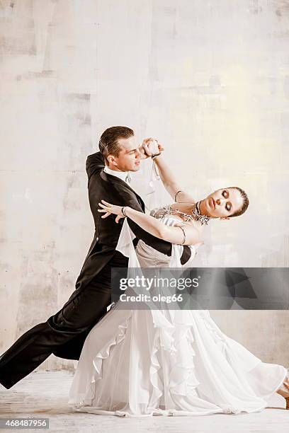 pareja de baile, baile de salón - bailar un vals fotografías e imágenes de stock