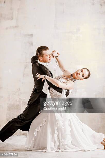 casal dança, dança de salão - valsa imagens e fotografias de stock