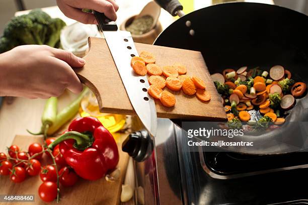woman's hands cutting vegetables - snijden stockfoto's en -beelden