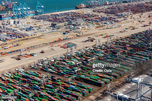 vista aerea dell'apm container terminal di rotterdam, netherla - rotterdam port foto e immagini stock