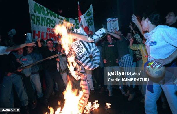 Jovenes protestan frente a la embajada de Francia en Lima 03 Septiembre en contra de las pruebas nucleares en el Atolon de Muroroa quemando un muneco...