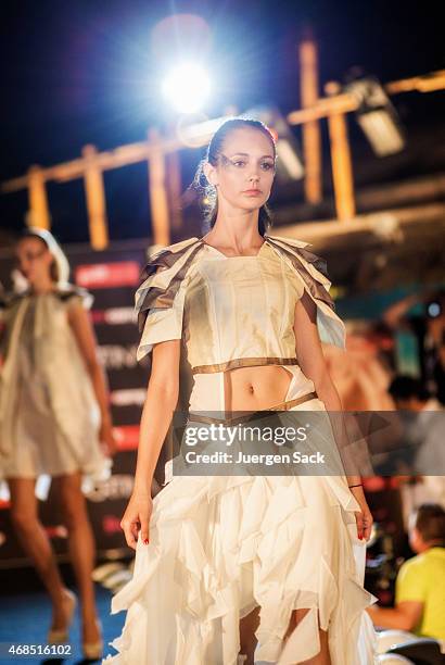 modelos de moda en la pasarela - pasarela de moda fotografías e imágenes de stock