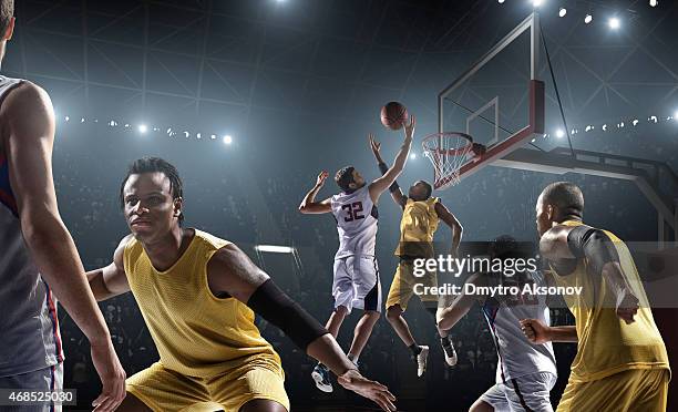 basketball game - bouncing stockfoto's en -beelden