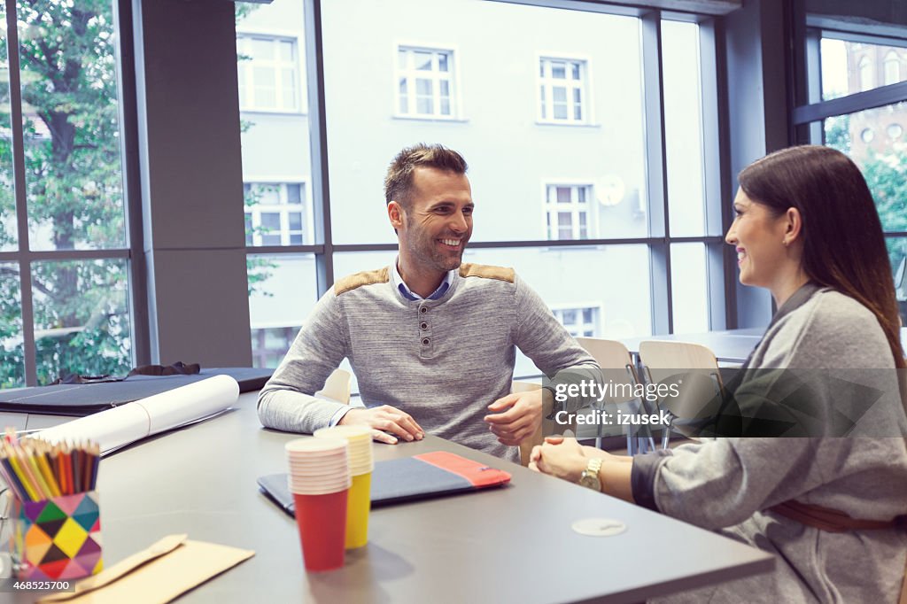 Architekt Gespräch mit seinen Kunden in einem Büro