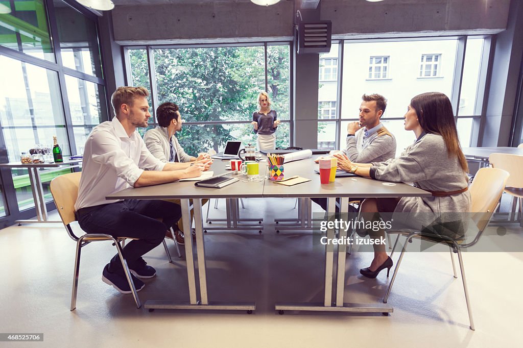 Team von Architekten, die im Büro