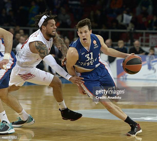 Thomas Heurtel of Anadolu Efes in action against EA7 Emporio Armani Milan's Daniel Hackett during the Turkish Airlines Euroleague Basketball Top 16...