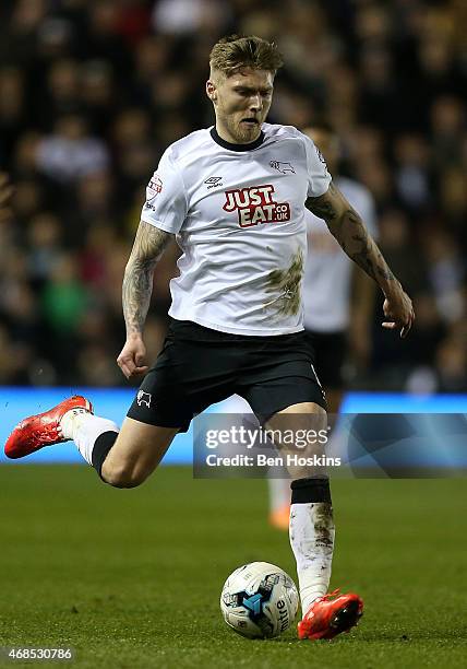 Jeff Hendrick of Derby in action during the Sky Bet Championship match between Derby County and Watford at iPro Stadium on April 3, 2015 in Derby,...