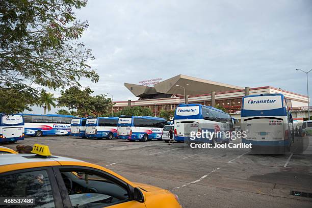 transtur autobus presso l'aeroporto internazionale josé martí a l'avana, cuba - jose marti airport foto e immagini stock