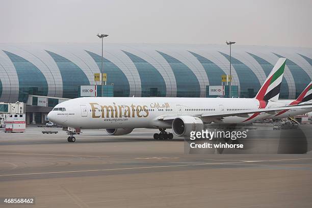 emirates boeing 777-300er - emirates airline stock-fotos und bilder