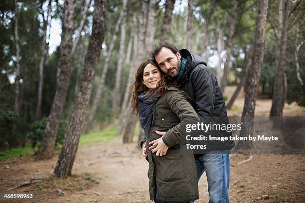 couple hugging - 2 5 maanden stockfoto's en -beelden