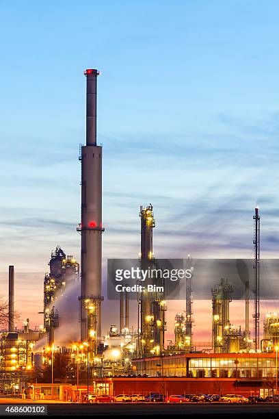 impianto di raffineria petrolchimica industria - gas foto e immagini stock