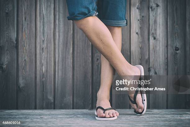 mann's summer beine mit flip flops - sandali stock-fotos und bilder