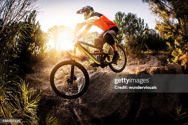 ciclismo de montaña extrema riding a terreno irregular - mountain biking fotografías e imágenes de stock