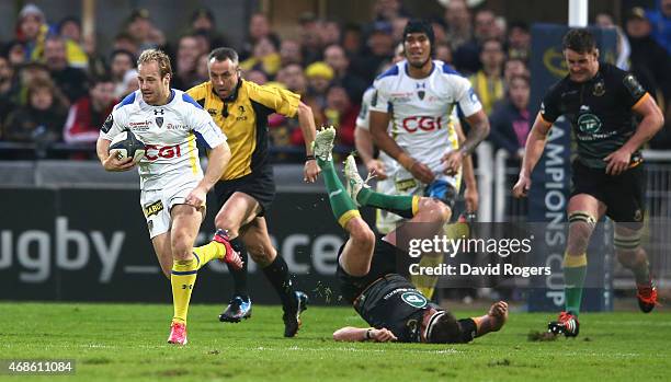 Nick Abendanon of Clermont Auvergne breaks clear to score a try during the European Rugby Champions Cup quarter final match between Clermont Auvergne...