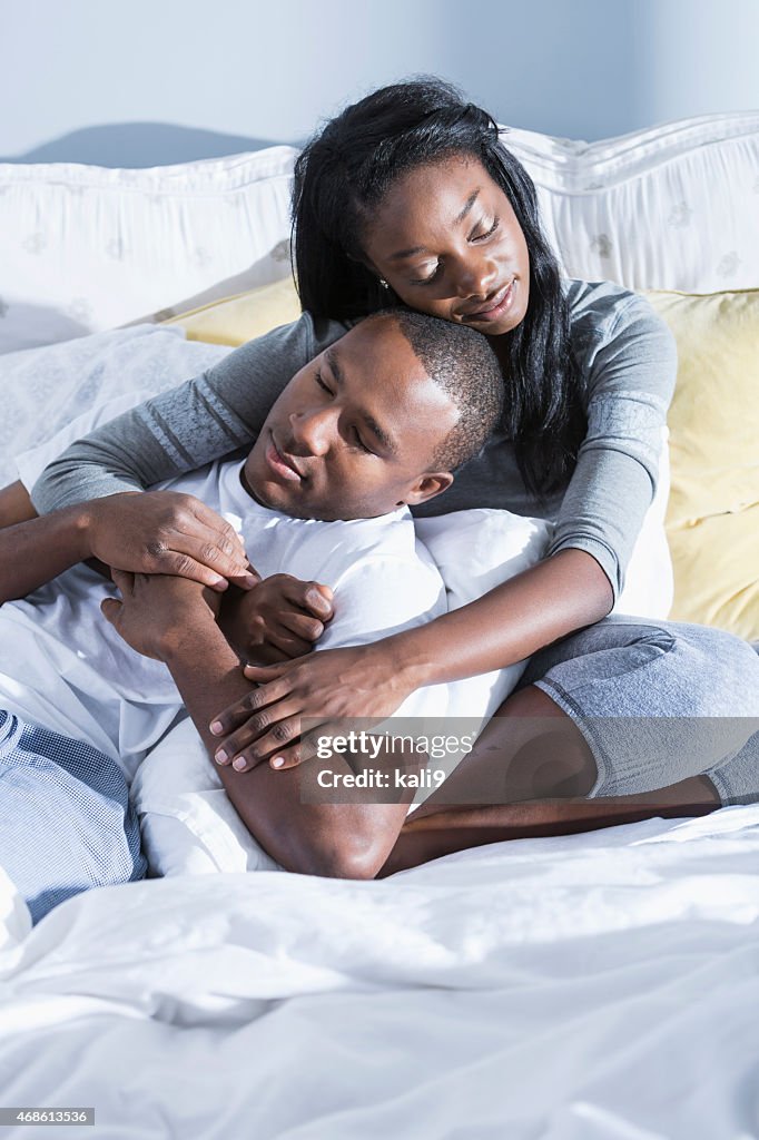 Jeune couple afro-américain endormi sur le lit