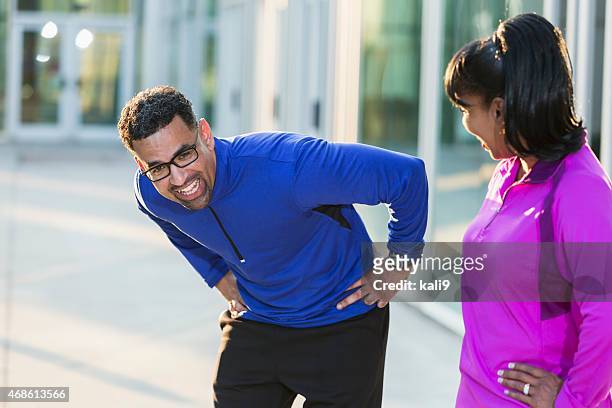 アフリカ系アメリカ人のカップルが一緒に運動 - 息切れ ストックフォトと画像