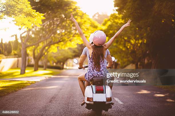 coppia su scooter sensazione gratis, mentre passeggiate - motorino foto e immagini stock