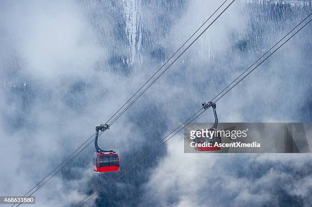 whistlers peak zu peak gondola - whistler winter stock-fotos und bilder