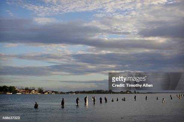 laguna fishermen wait to catch mullet - santa catarina brazil photos et images de collection