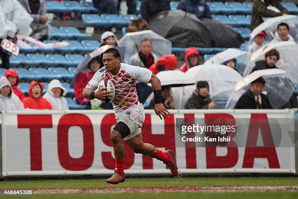Lomano Lava Lemeki of Japan breaks in the game between Japan and Scotland during day two of the Tokyo Sevens Rugby 2015 at Chichibunomiya Rugby...