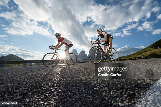 road biking without words - wielrennen stockfoto's en -beelden