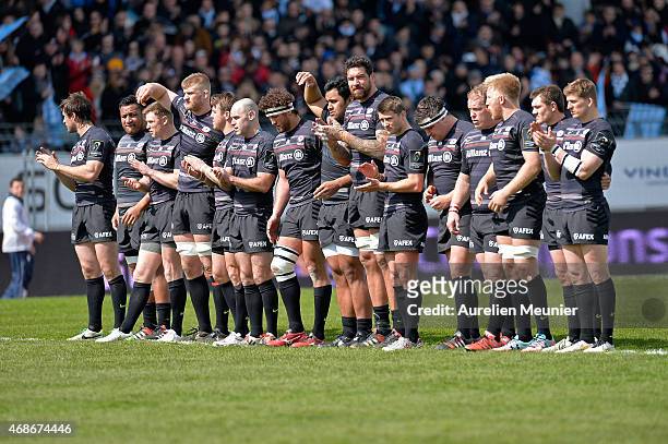 Saracens teammates before the European Rugby Champions Cup quarter final match between Racing Metro 92 and Saracens at Stade Yves Du Manoir on April...