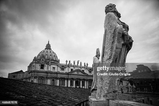 General view of the atmosphere during the Easter Mass on April 5, 2015 in Vatican City, Vatican. Tens of thousands of people gathered in Saint...