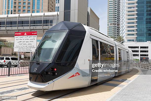 die dubai tram in dubai, vereinigte arabische emirate - dubai tram stock-fotos und bilder