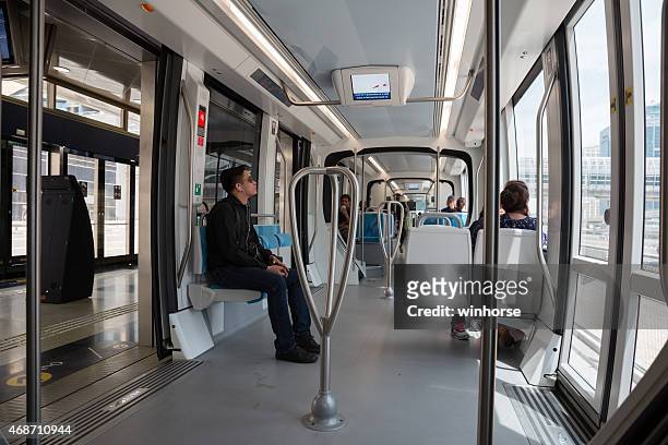 die dubai tram in dubai, vereinigte arabische emirate - dubai tram stock-fotos und bilder