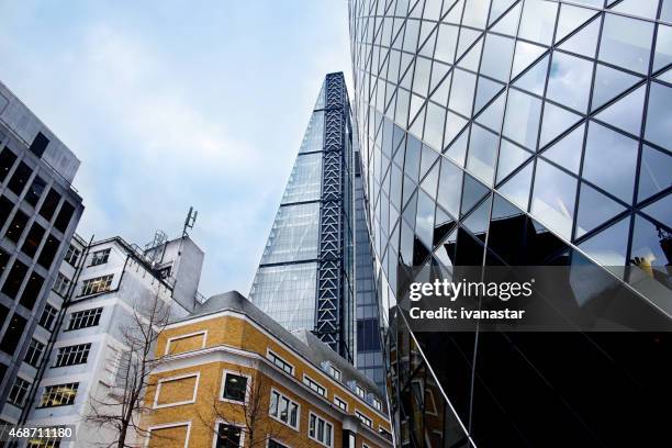 stadt im finanzviertel von london - wolkenkratzer swiss re tower stock-fotos und bilder