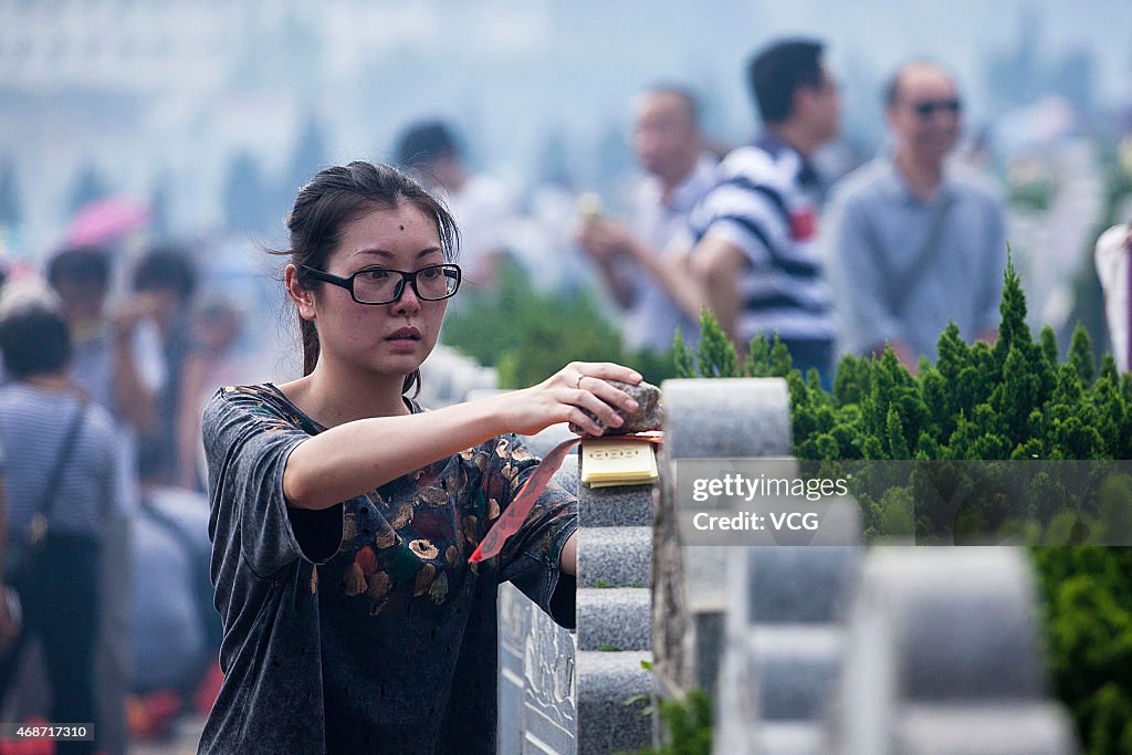 People Mourn The Deceased On Qingming Festival In Guangzhou